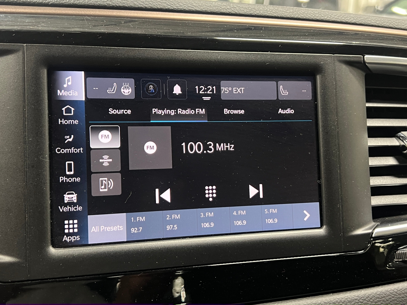 Thumbnail: 2023 Chrysler Voyager - 4