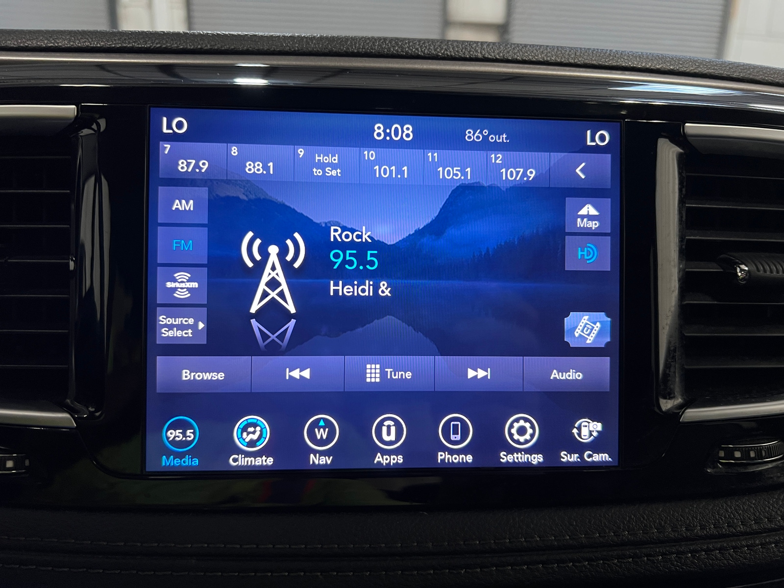 Thumbnail: 2018 Chrysler Pacifica - 3