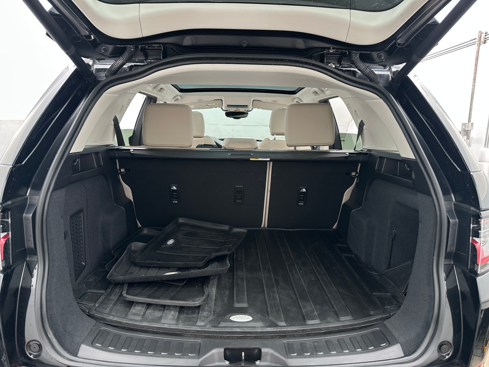 Thumbnail: 2025 Land Rover Discovery Sport - 6