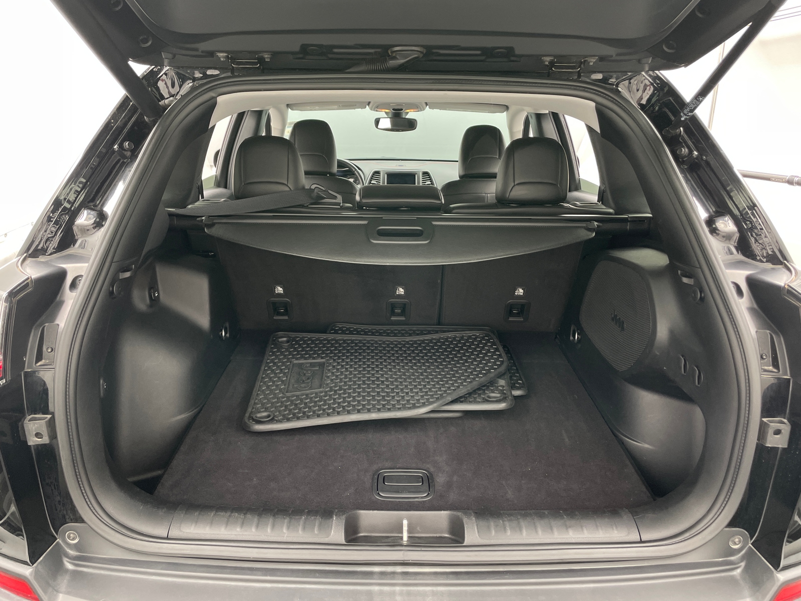 Thumbnail: 2019 Jeep Cherokee - 6