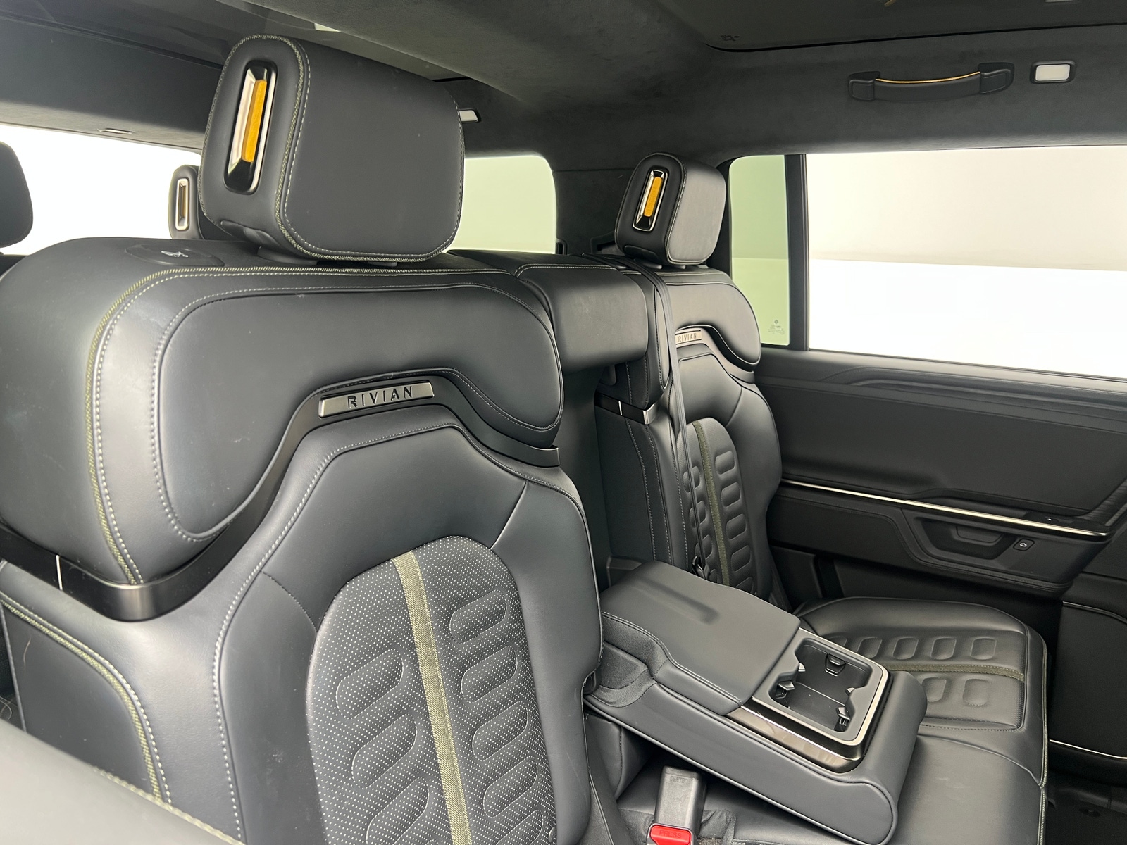 Thumbnail: 2025 Rivian R1S - 5