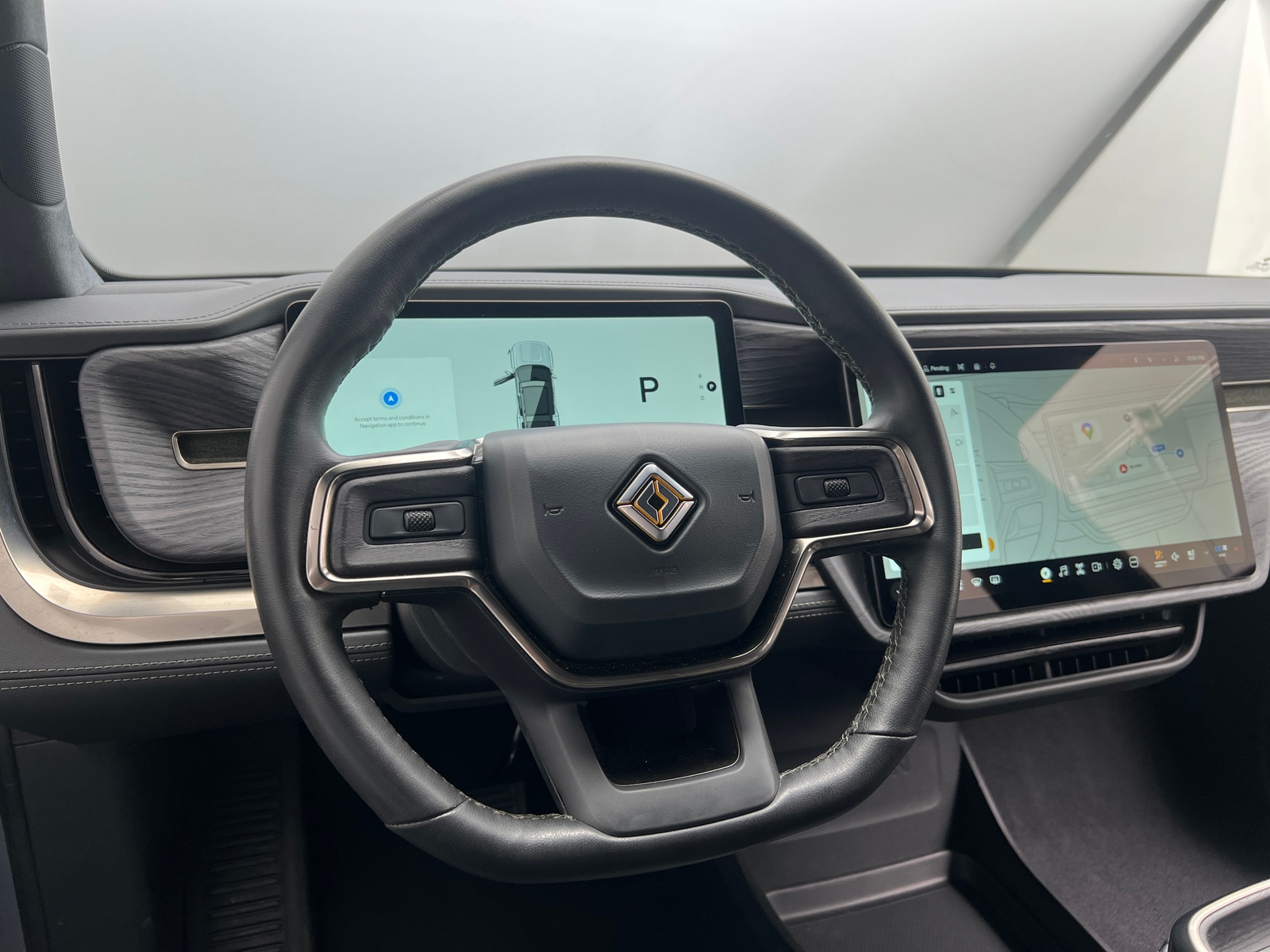Thumbnail: 2025 Rivian R1S - 4