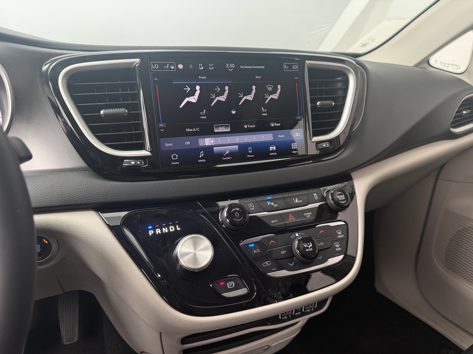 Thumbnail: 2024 Chrysler Pacifica - 3