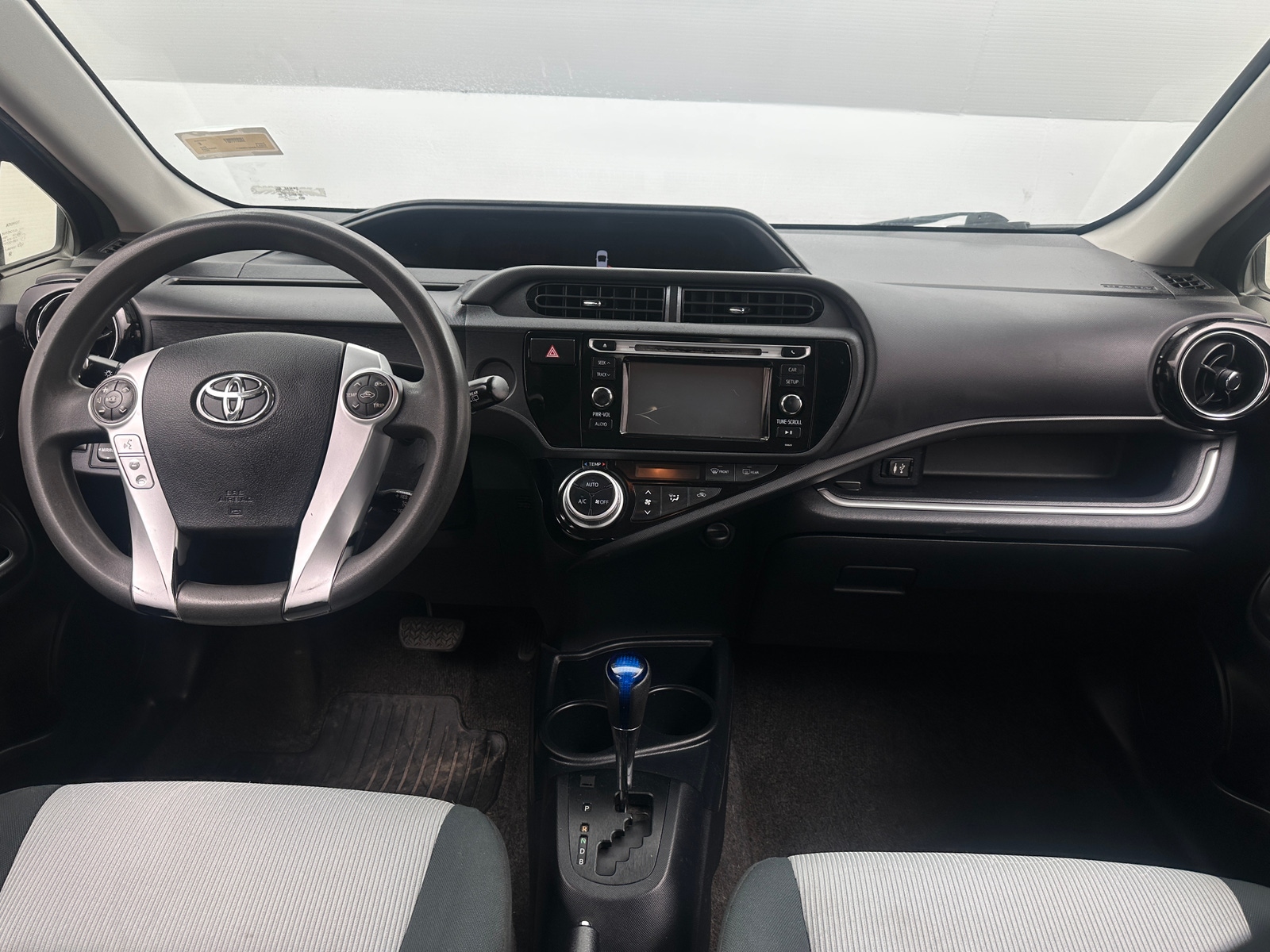 Thumbnail: 2017 Toyota Prius c - 3