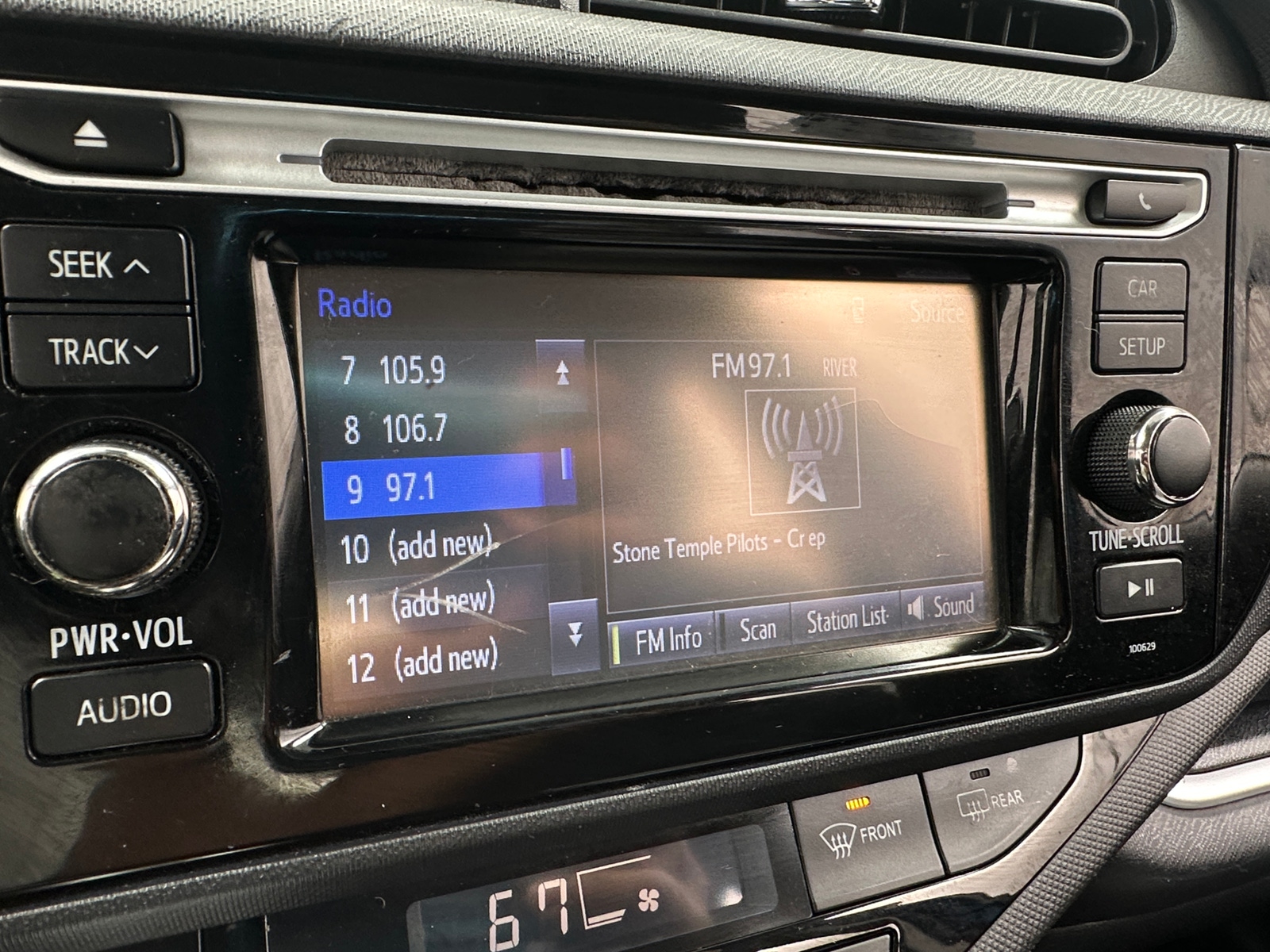 Thumbnail: 2017 Toyota Prius c - 4