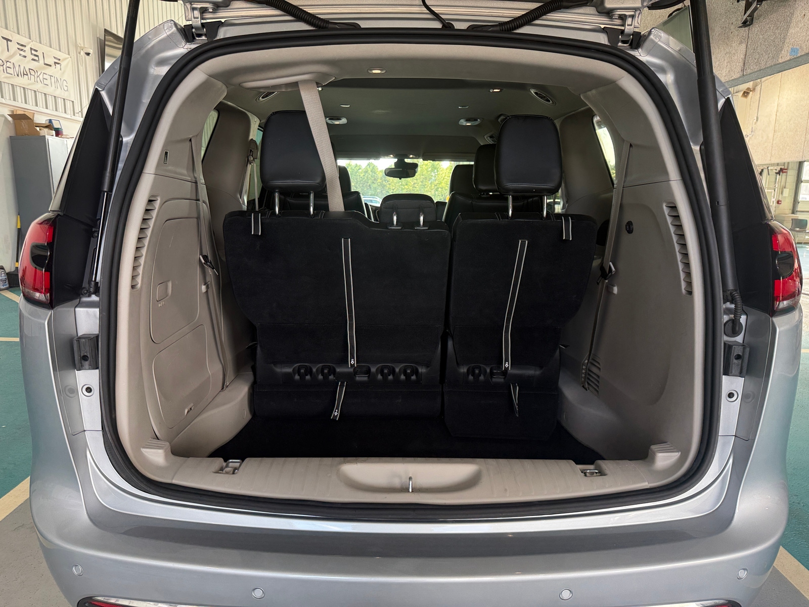 Thumbnail: 2023 Chrysler Pacifica - 6