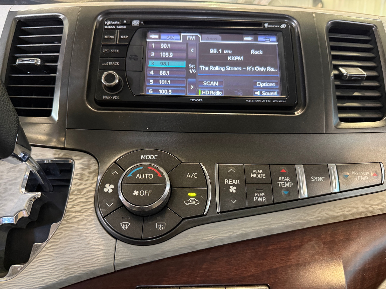 Thumbnail: 2013 Toyota Sienna - 4