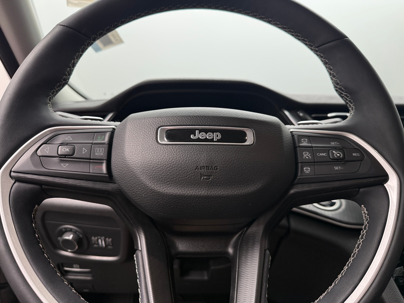 Thumbnail: 2023 Jeep Grand Cherokee L - 5
