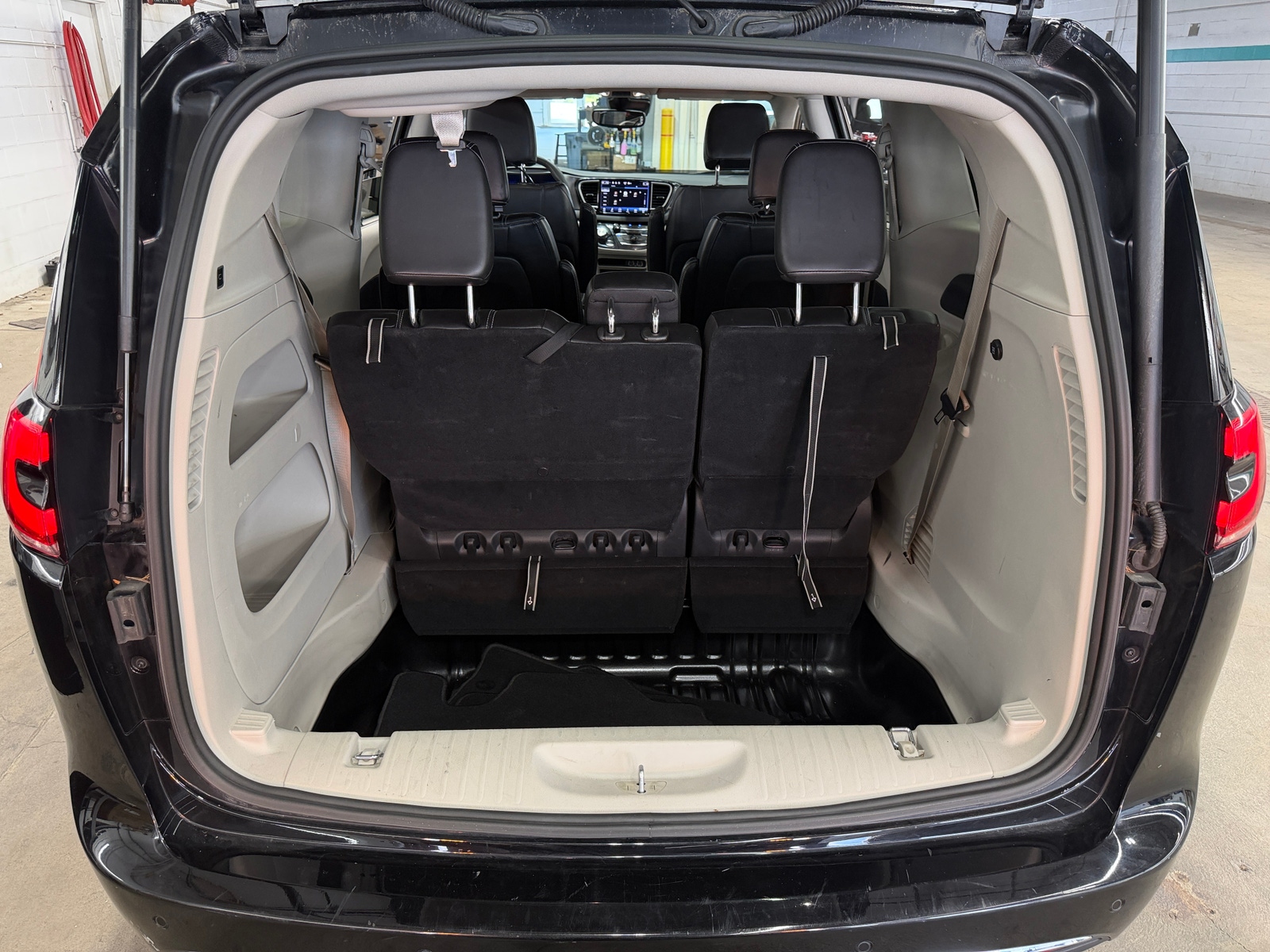 Thumbnail: 2024 Chrysler Pacifica - 6
