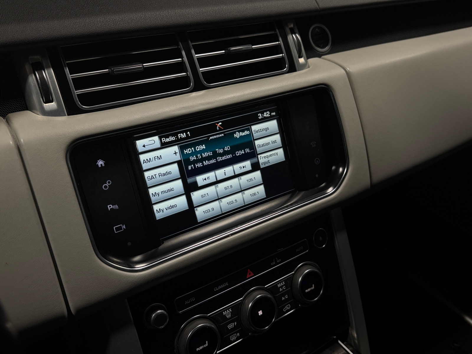 Thumbnail: 2016 Land Rover Range Rover - 3