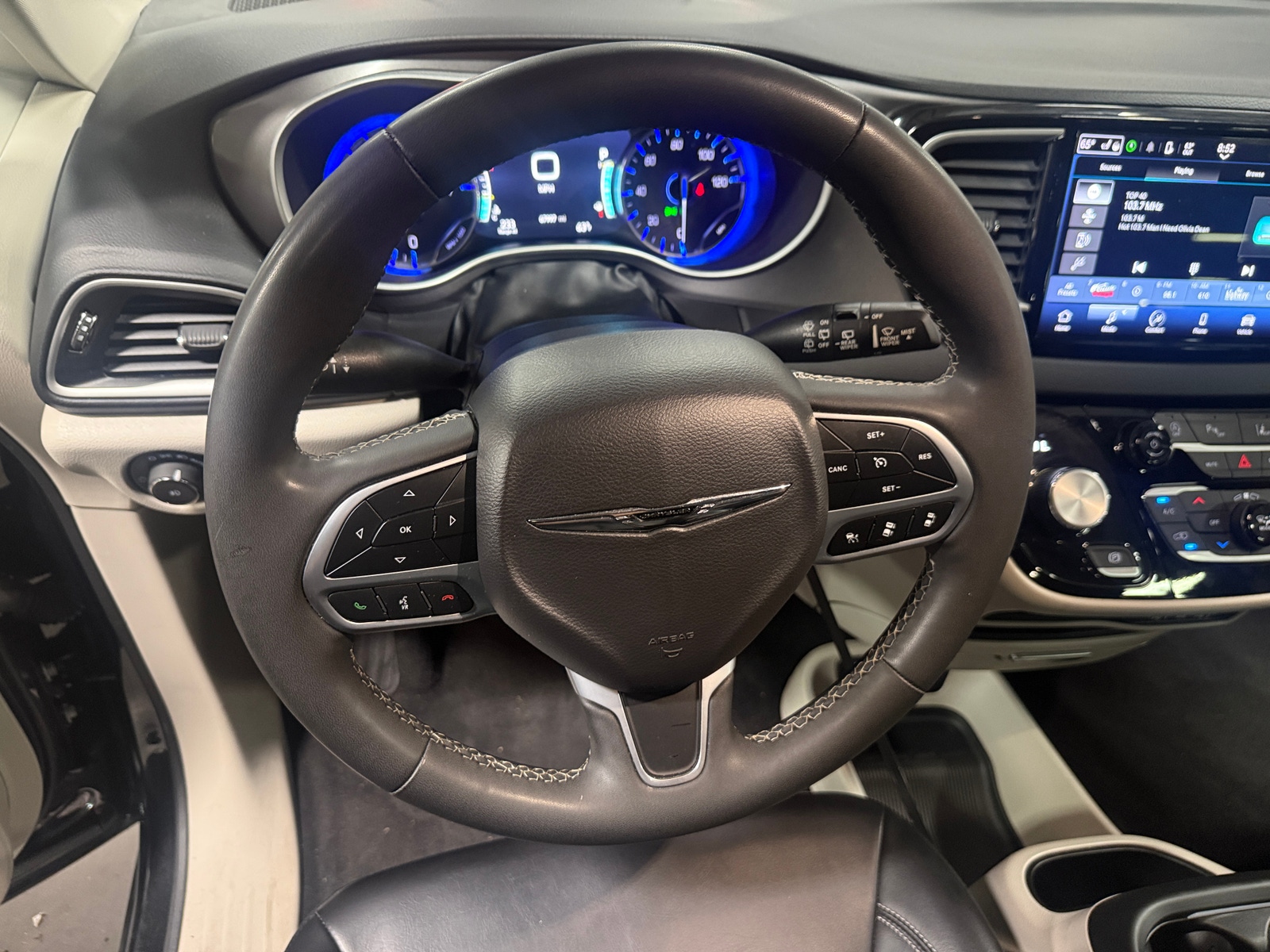 Thumbnail: 2023 Chrysler Pacifica - 4