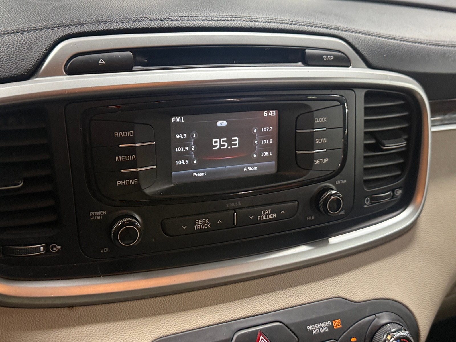 Thumbnail: 2017 Kia Sorento - 4