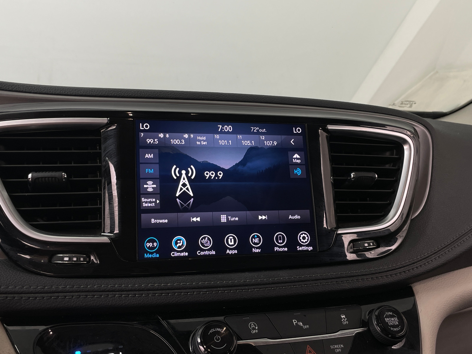 Thumbnail: 2019 Chrysler Pacifica - 3