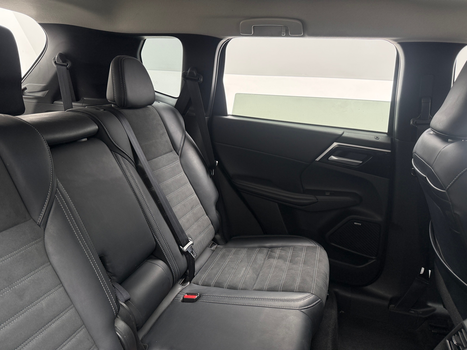 Thumbnail: 2025 Mitsubishi Outlander - 6