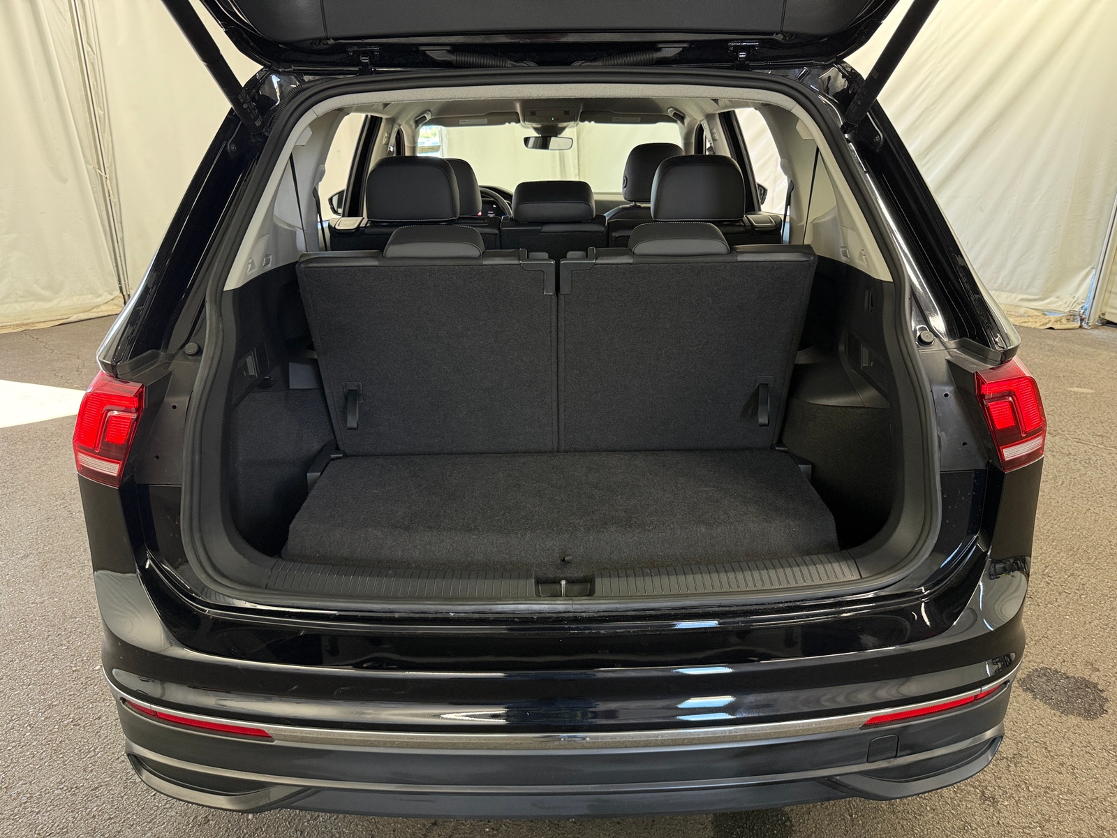 Thumbnail: 2024 Volkswagen Tiguan - 6