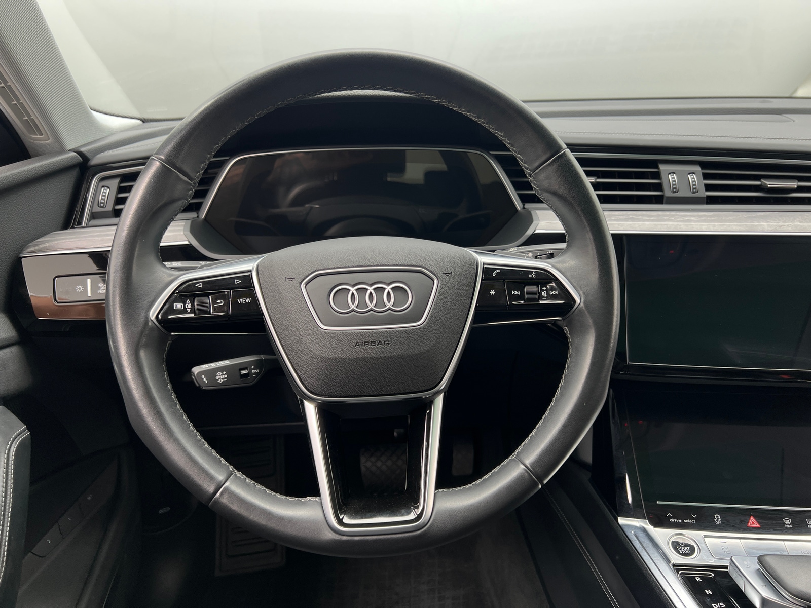 Thumbnail: 2022 Audi e-tron S - 4