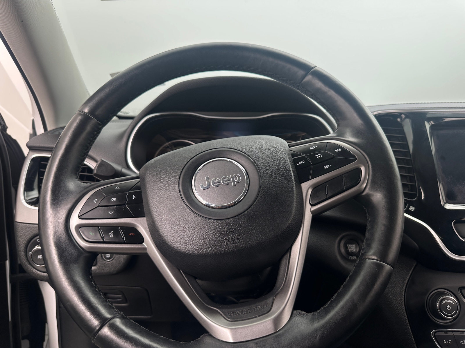 Thumbnail: 2019 Jeep Cherokee - 4