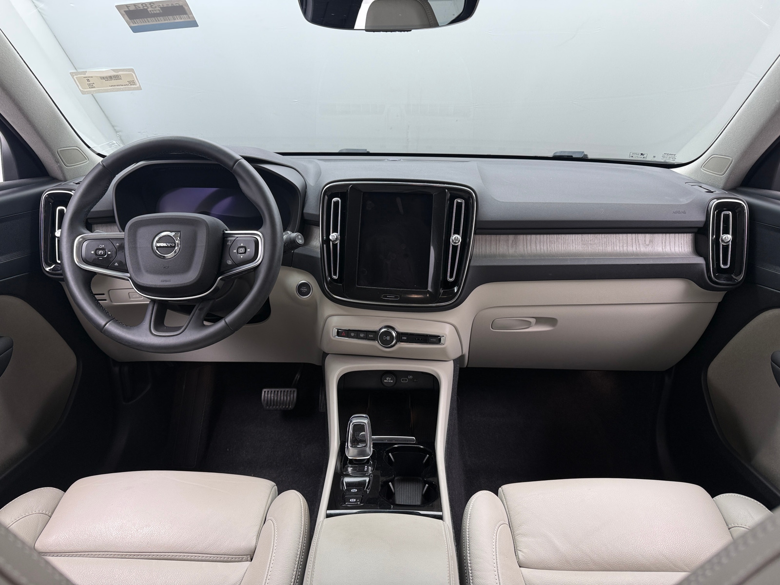 Thumbnail: 2023 Volvo XC40 - 2