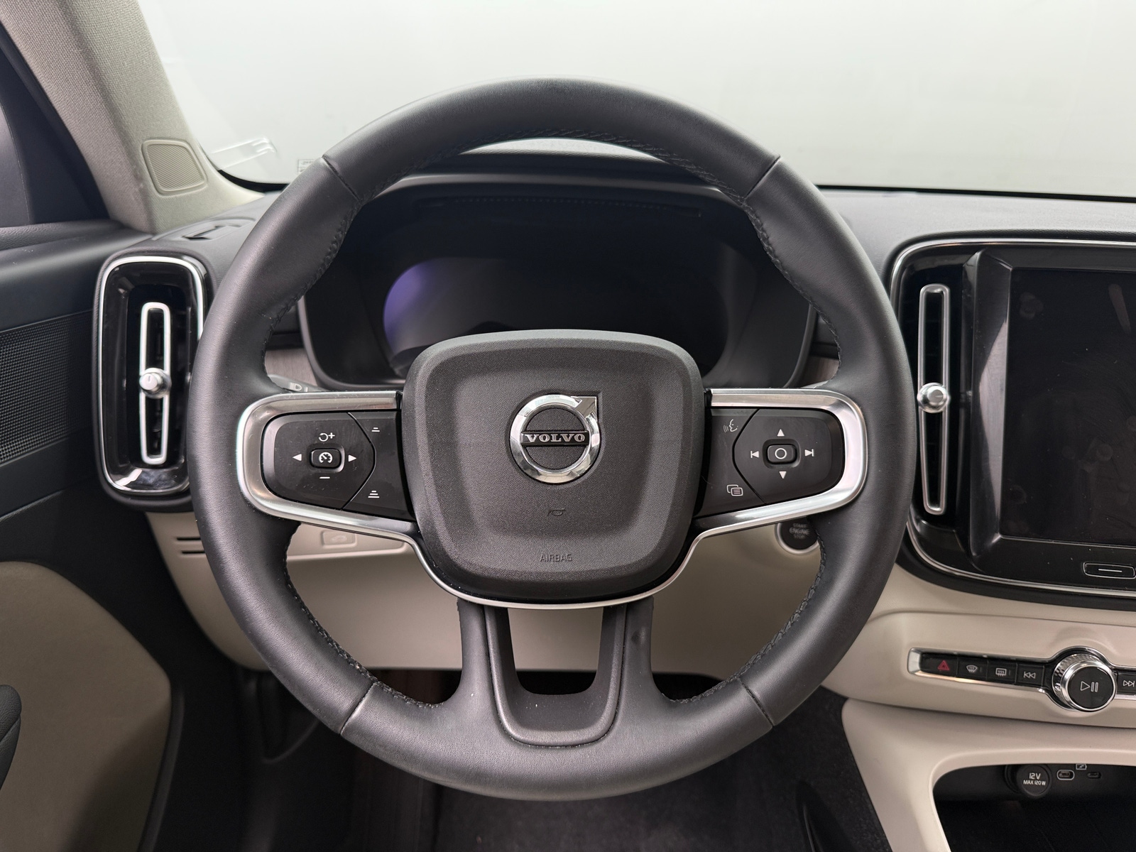 Thumbnail: 2023 Volvo XC40 - 4