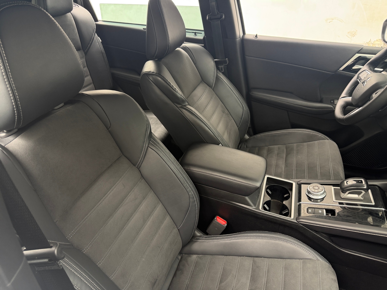 Thumbnail: 2023 Mitsubishi Outlander - 2