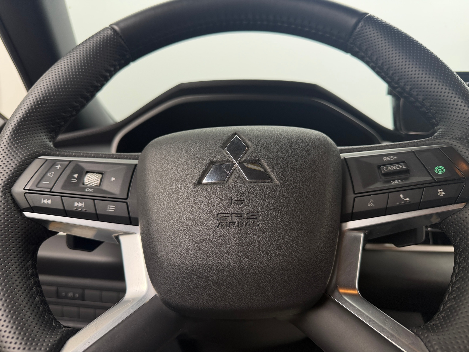 Thumbnail: 2023 Mitsubishi Outlander - 5