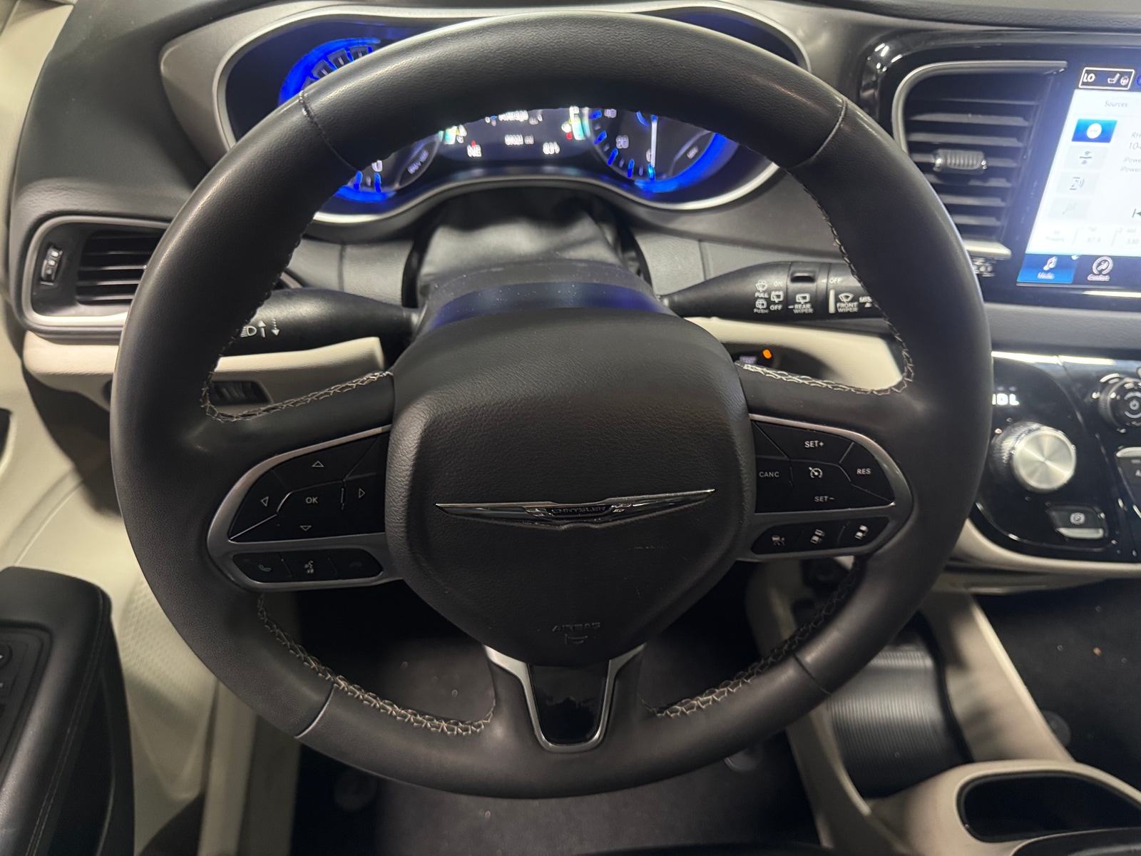 Thumbnail: 2023 Chrysler Pacifica - 4
