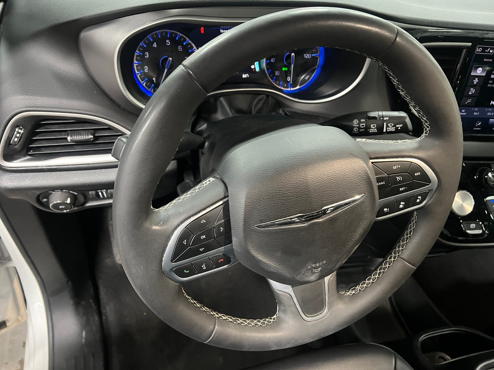 Thumbnail: 2025 Chrysler Pacifica - 4
