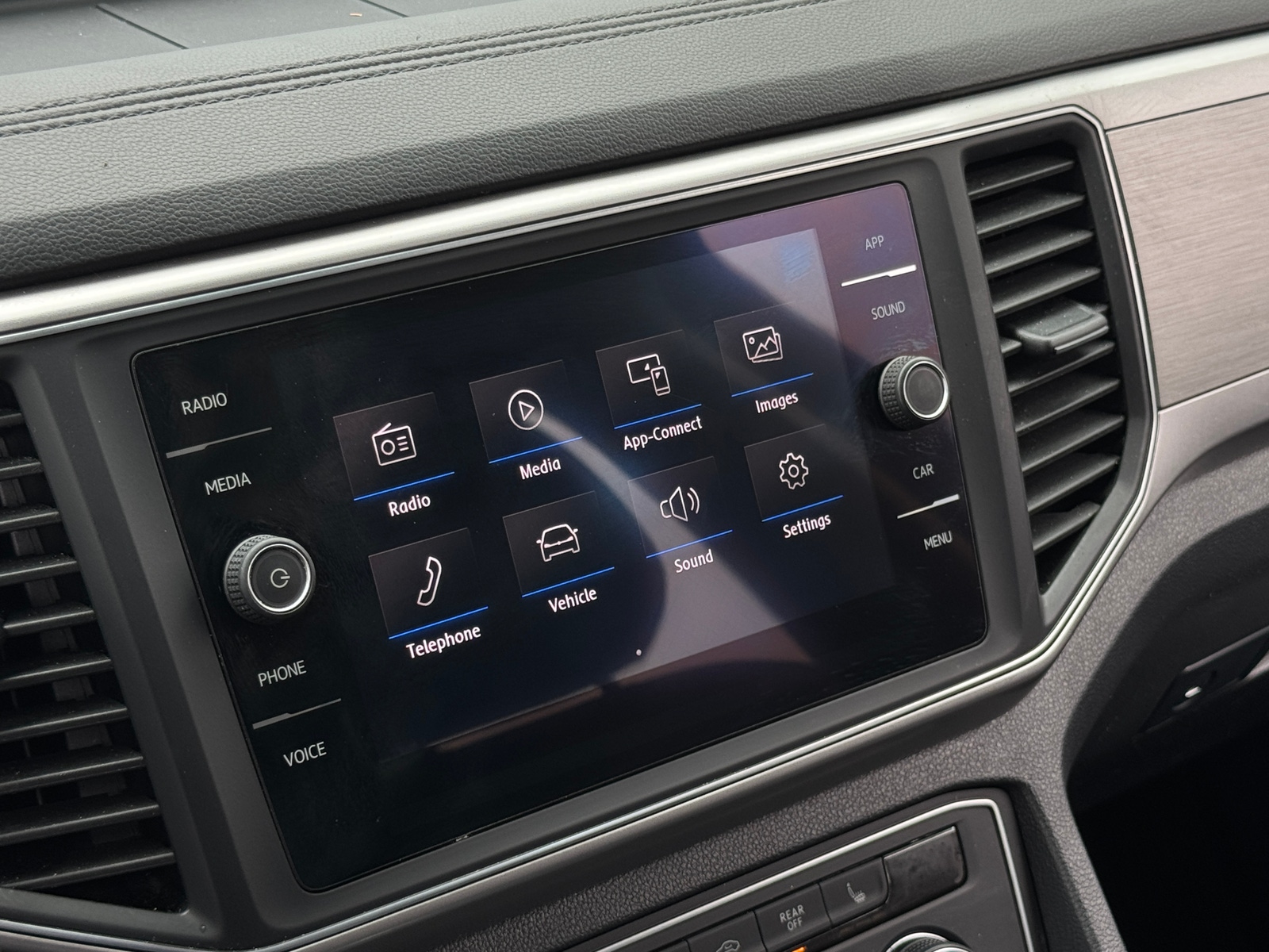Thumbnail: 2018 Volkswagen Atlas - 3