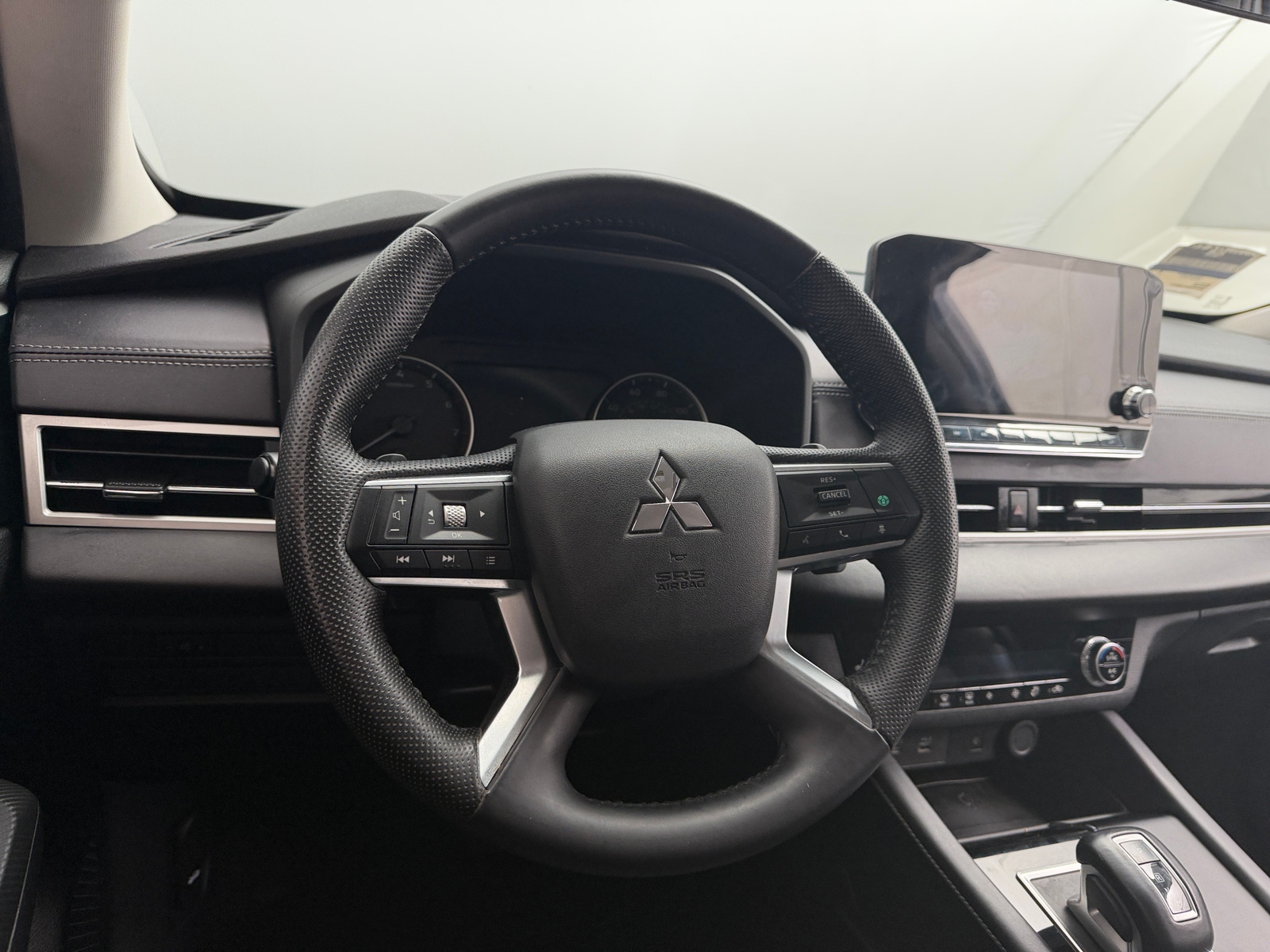 Thumbnail: 2023 Mitsubishi Outlander - 4