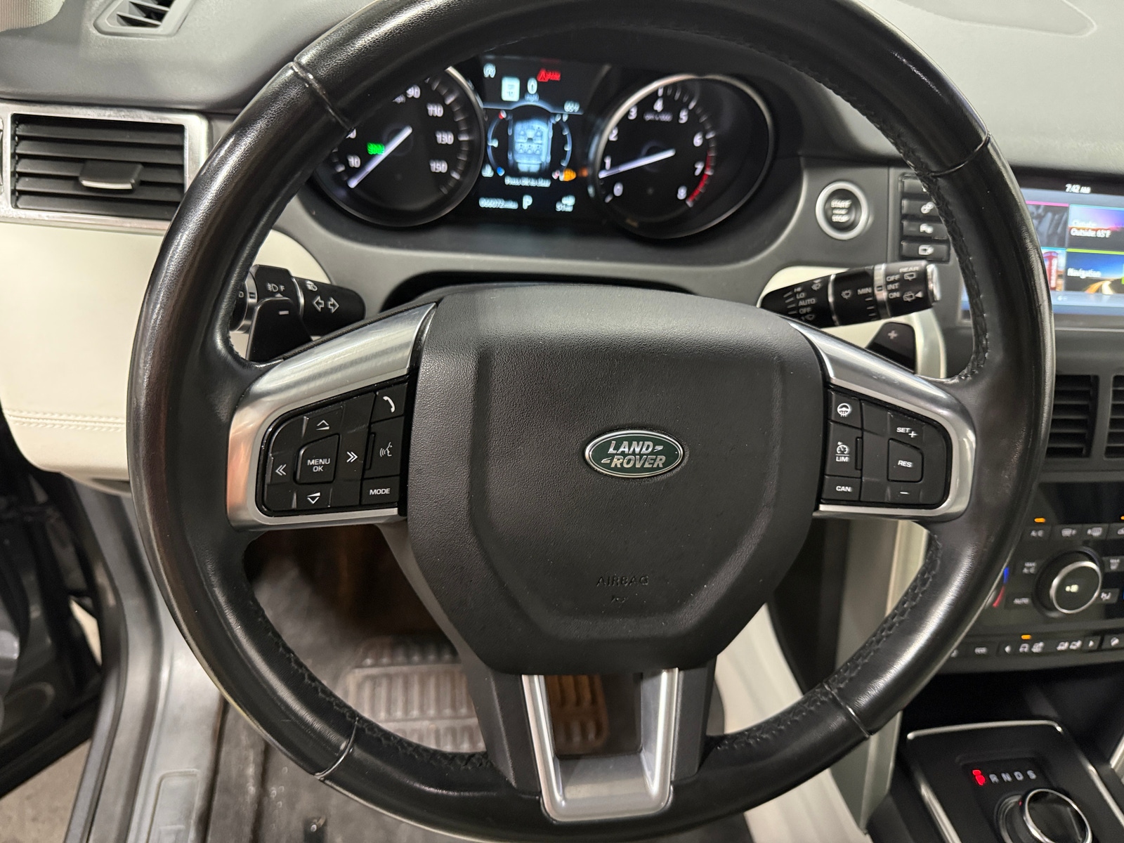 Thumbnail: 2019 Land Rover Discovery Sport - 4