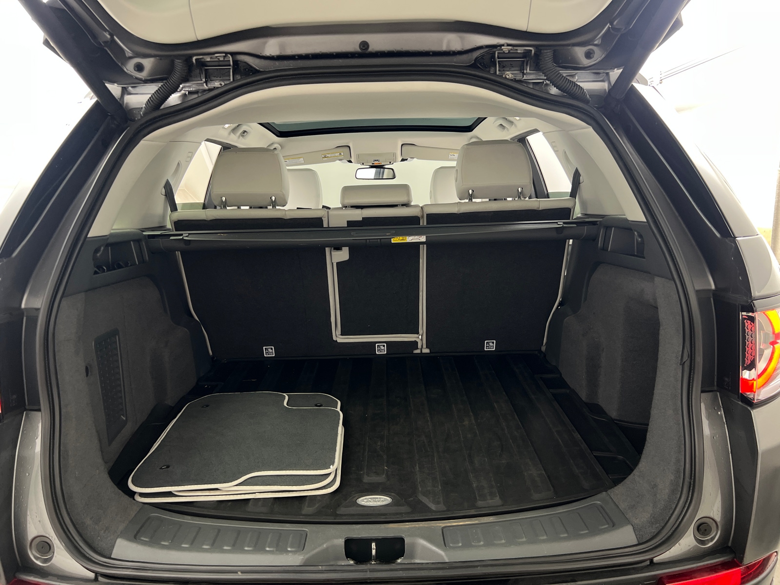 Thumbnail: 2019 Land Rover Discovery Sport - 6