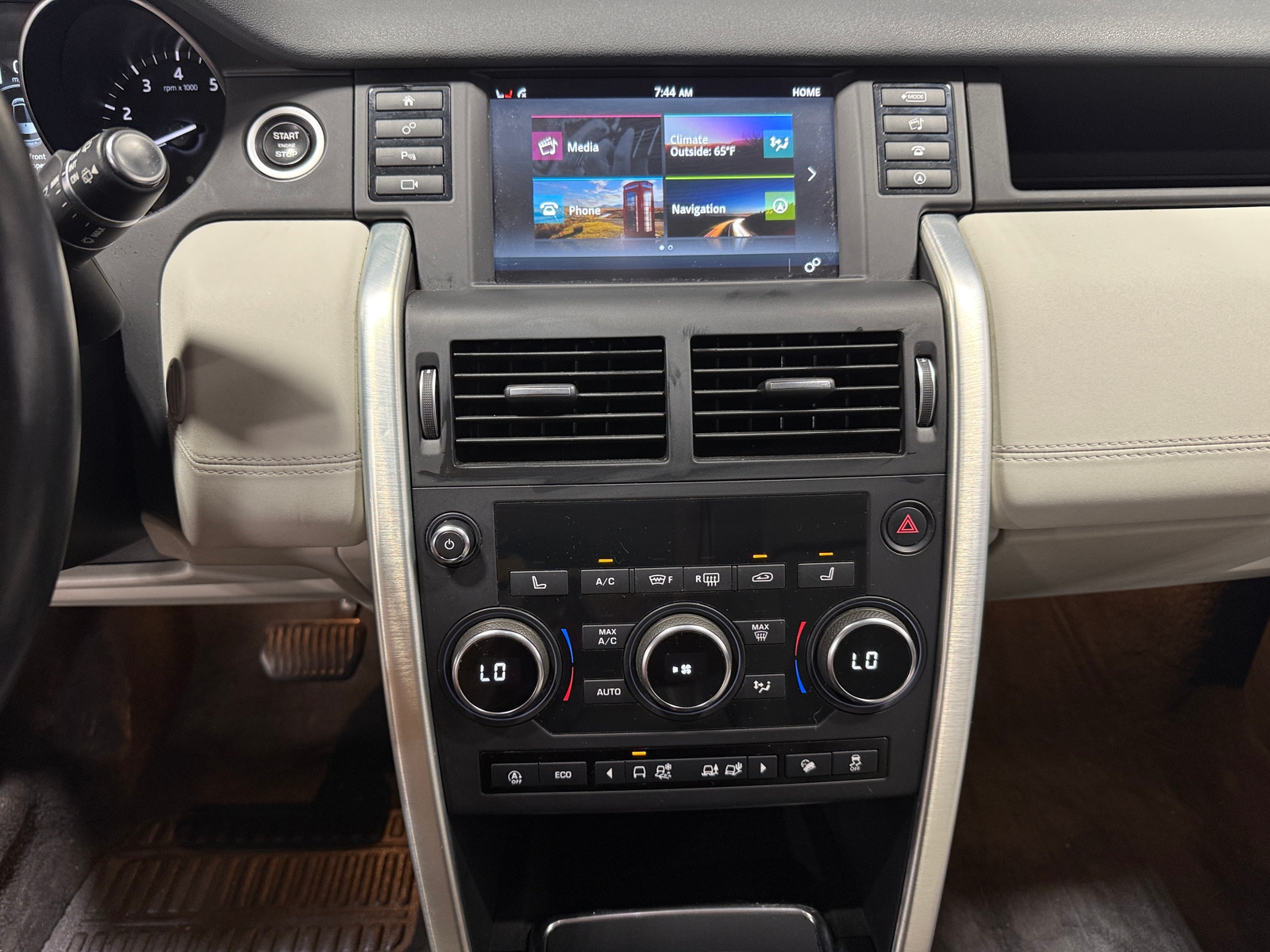 Thumbnail: 2019 Land Rover Discovery Sport - 3