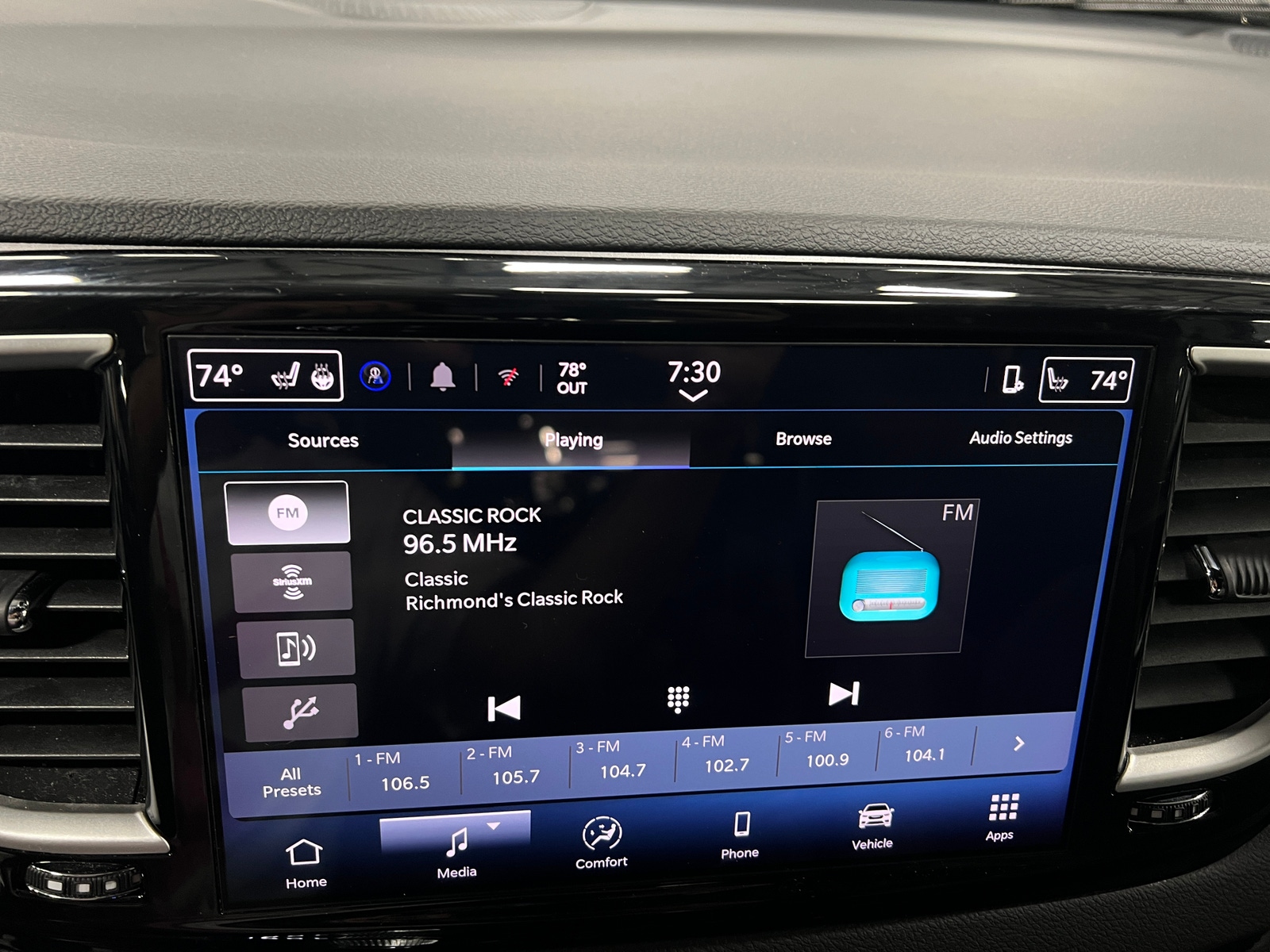 Thumbnail: 2025 Chrysler Pacifica - 3