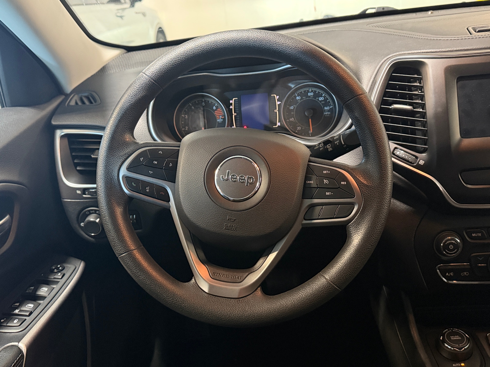 Thumbnail: 2020 Jeep Cherokee - 5
