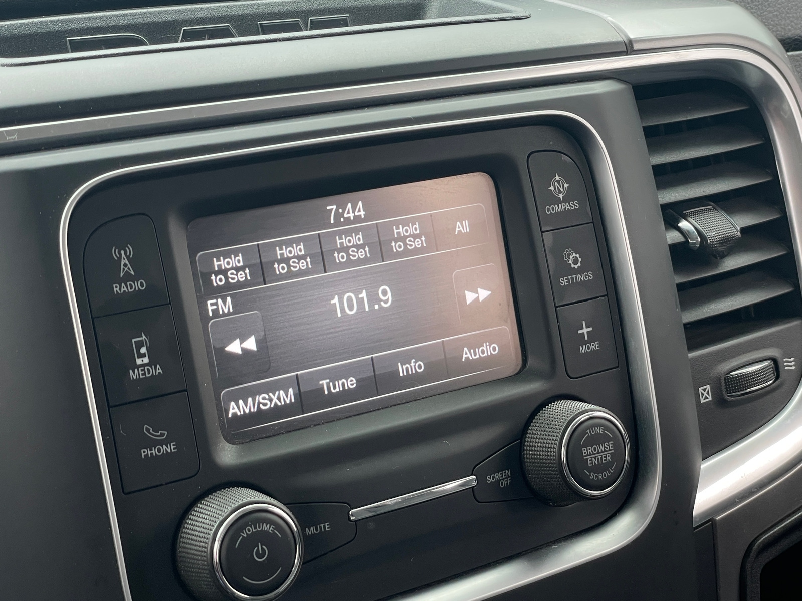 Thumbnail: 2021 RAM 1500 Classic - 4