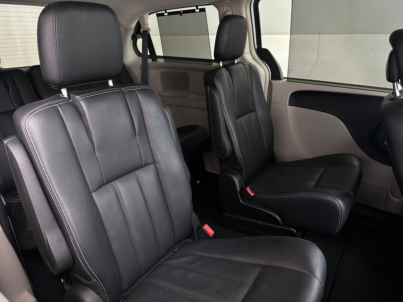 Thumbnail: 2015 Chrysler Town & Country - 5
