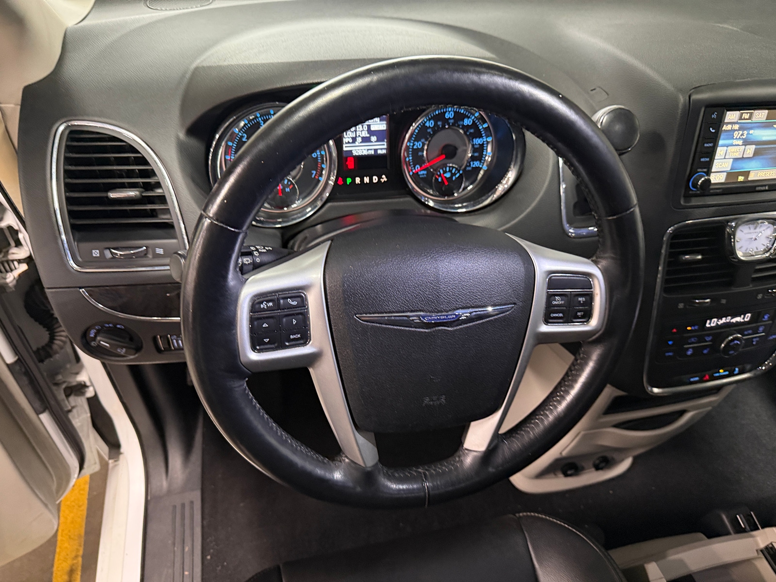 Thumbnail: 2015 Chrysler Town & Country - 4