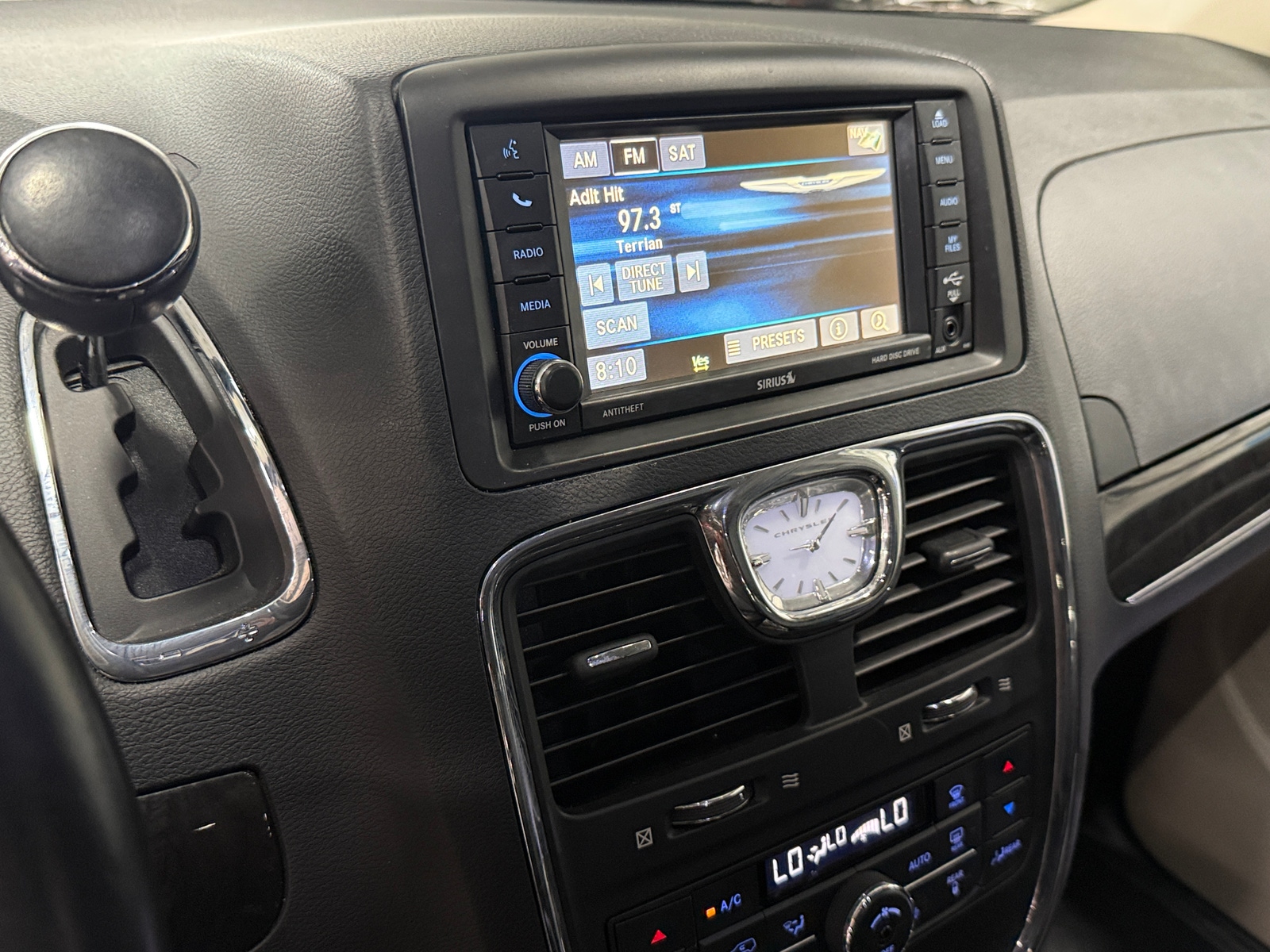 Thumbnail: 2015 Chrysler Town & Country - 3