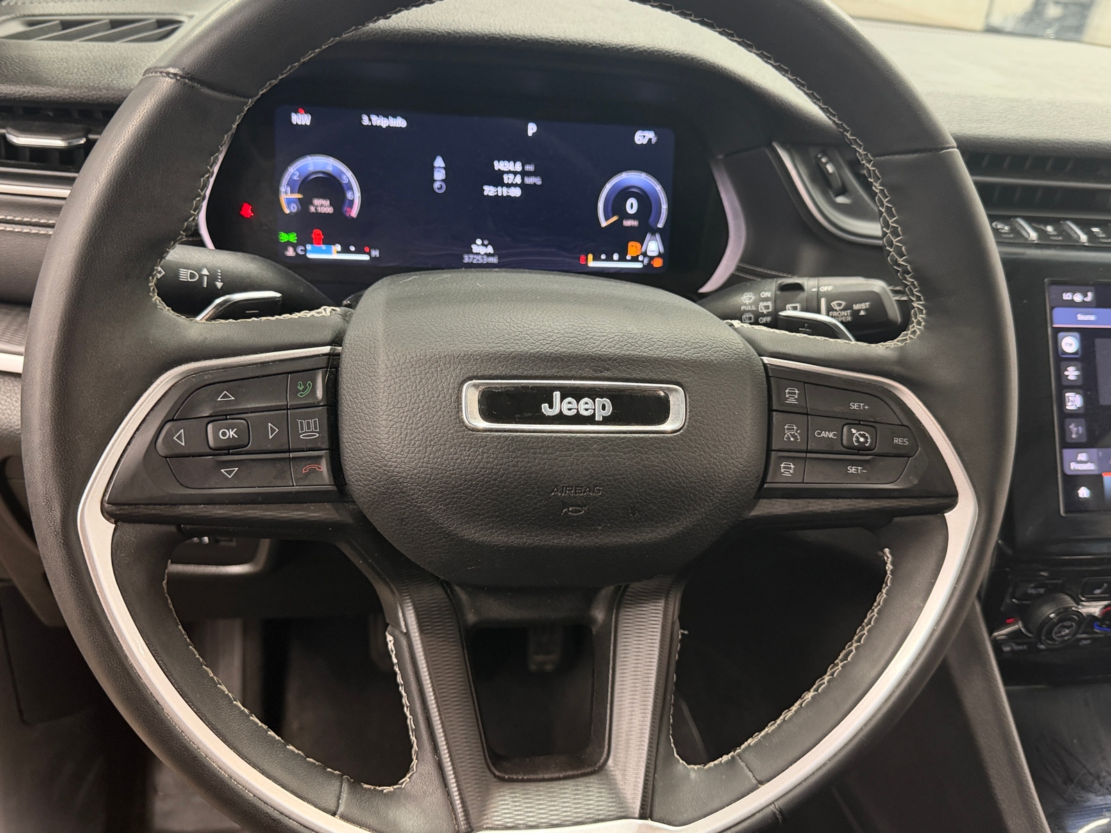 Thumbnail: 2023 Jeep Grand Cherokee L - 4