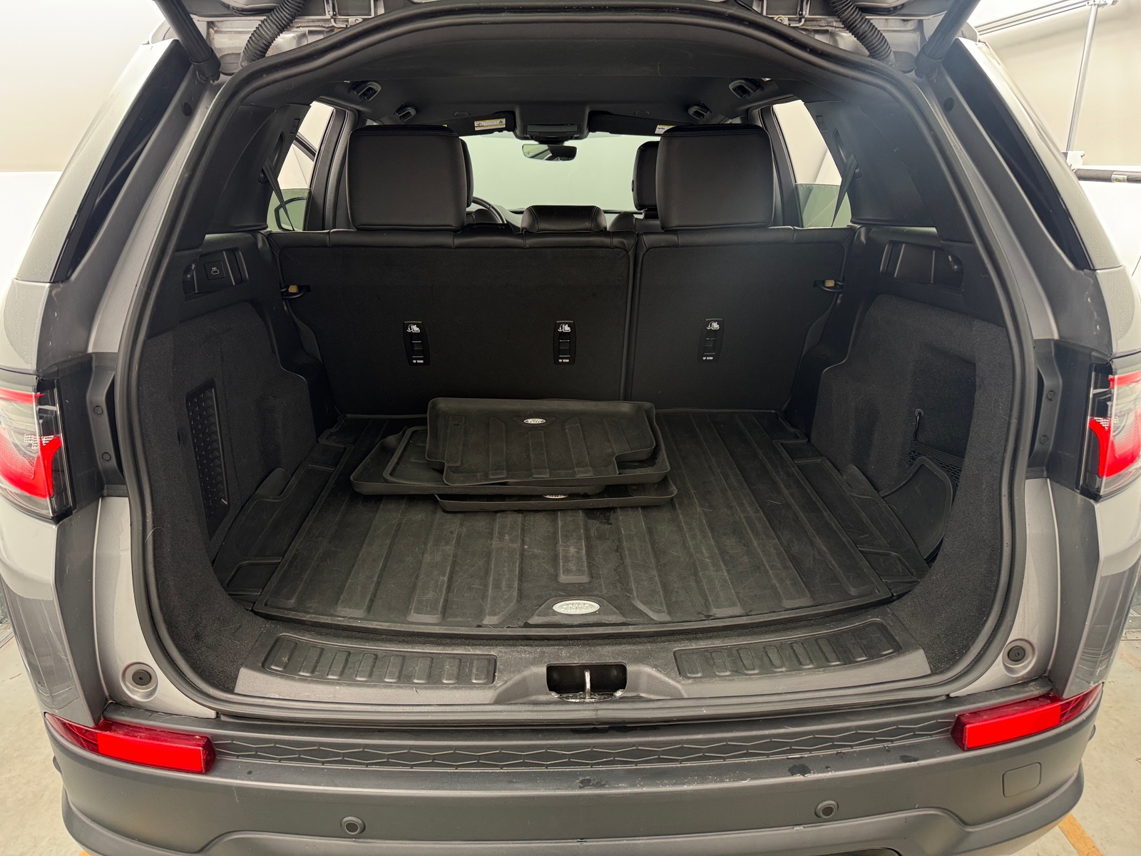 Thumbnail: 2023 Land Rover Discovery Sport - 7