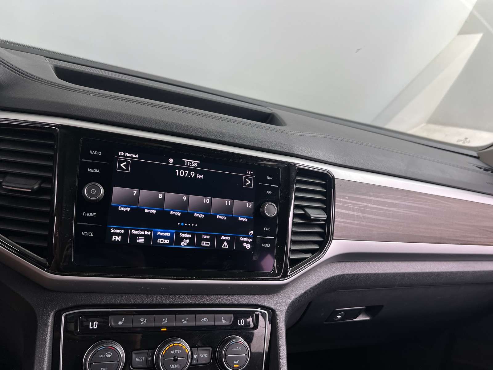 Thumbnail: 2022 Volkswagen Atlas - 3
