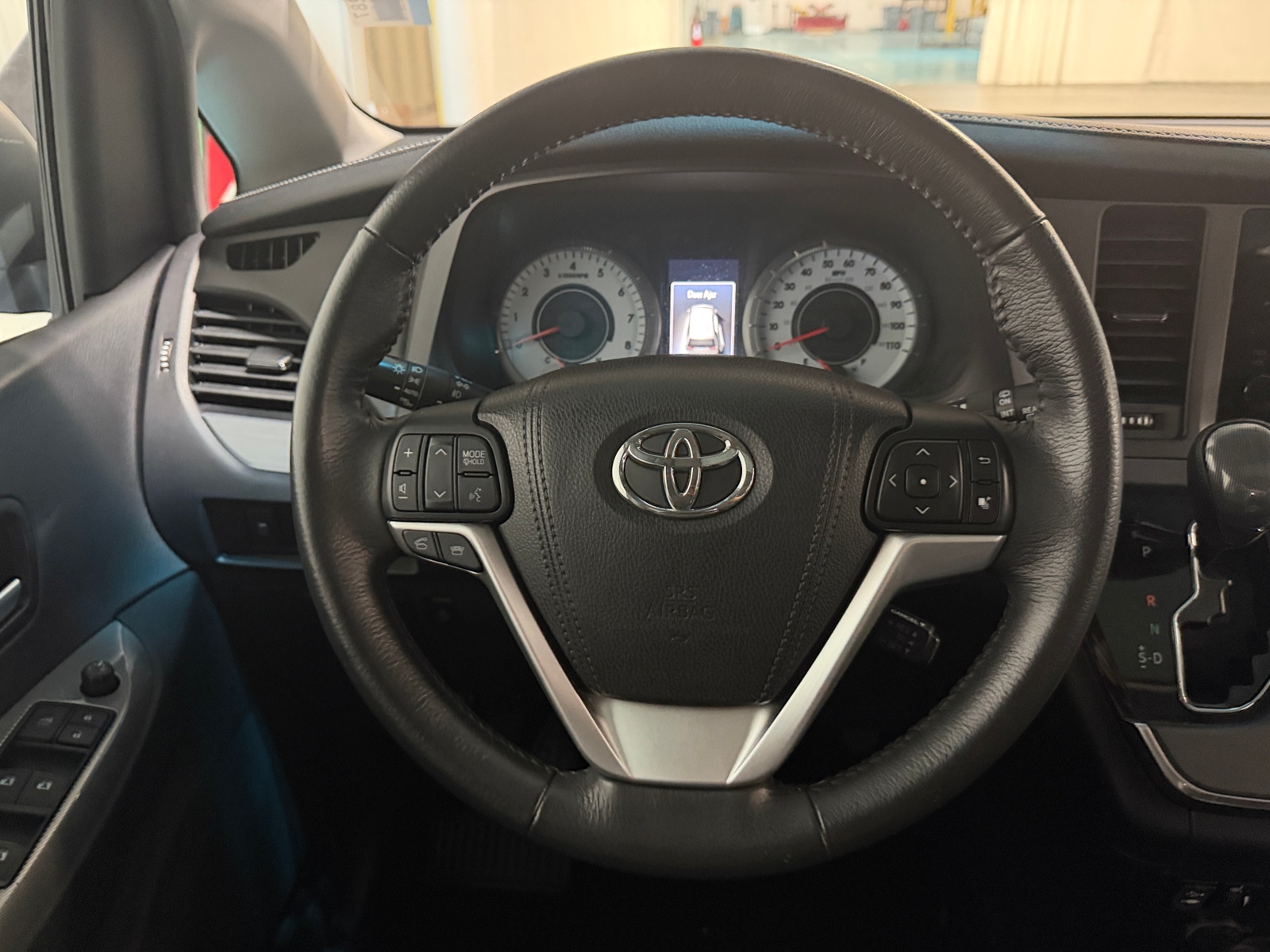 Thumbnail: 2017 Toyota Sienna - 4