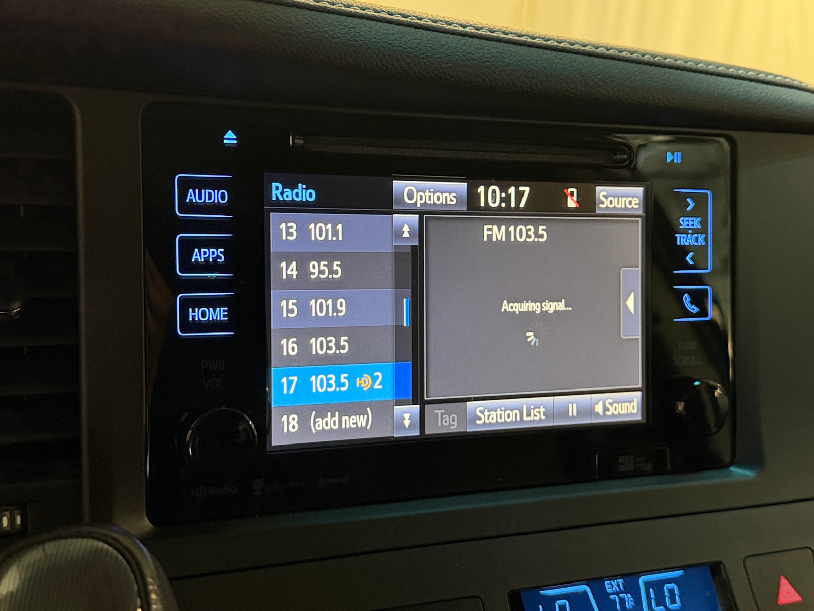 Thumbnail: 2017 Toyota Sienna - 3