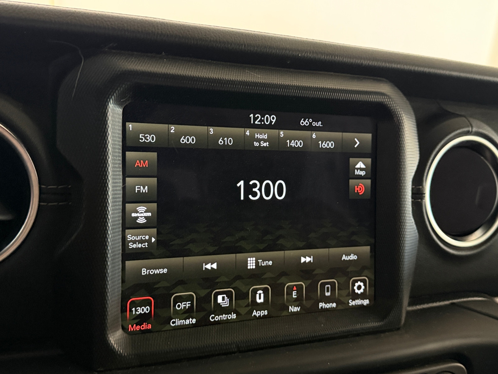 Thumbnail: 2021 Jeep Gladiator - 3