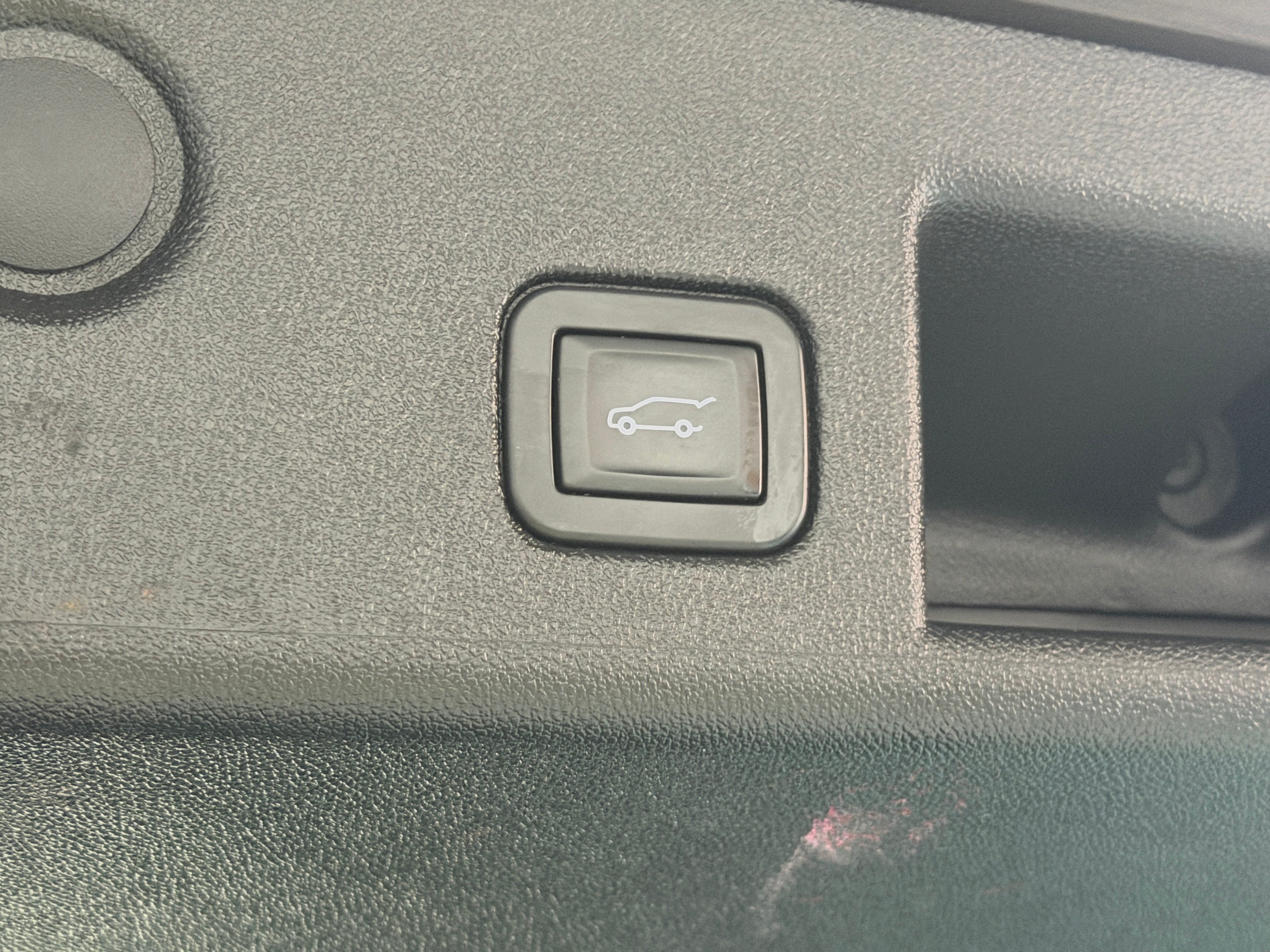 Used 2020 Chevrolet Equinox LT with VIN 2GNAXUEV2L6104732 for sale in Pewaukee, WI