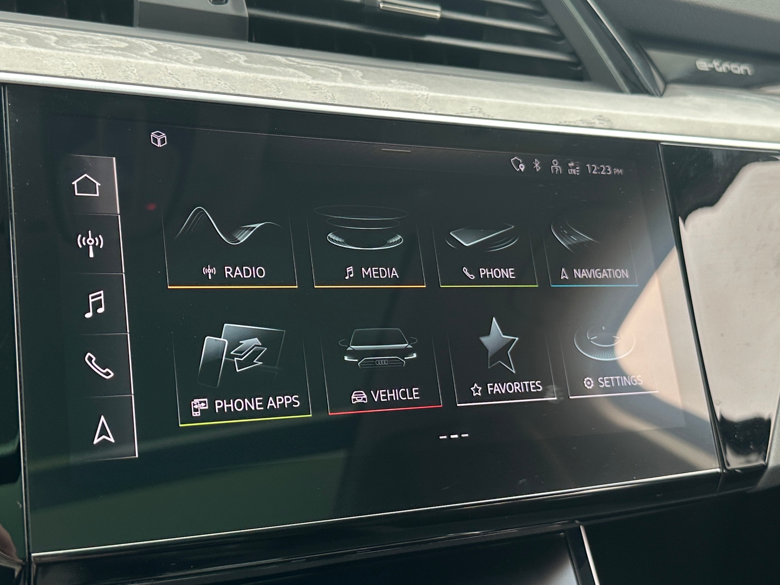 Thumbnail: 2022 Audi e-tron - 3