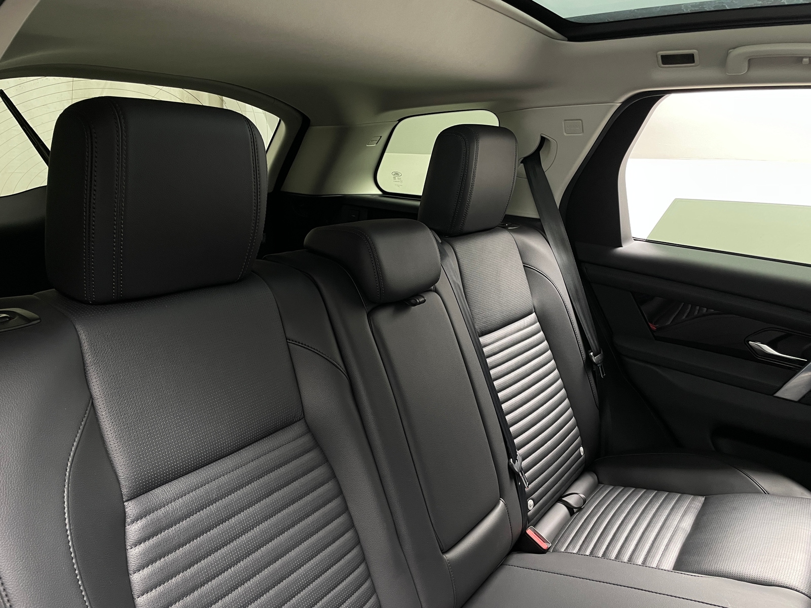 Thumbnail: 2023 Land Rover Discovery Sport - 5