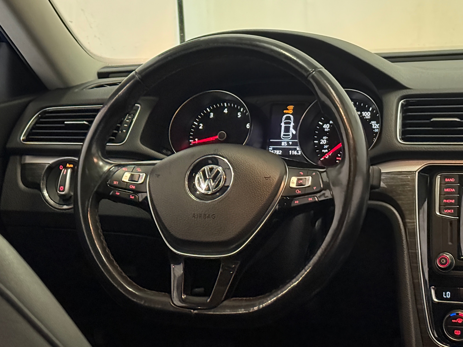 Thumbnail: 2017 Volkswagen Passat - 4