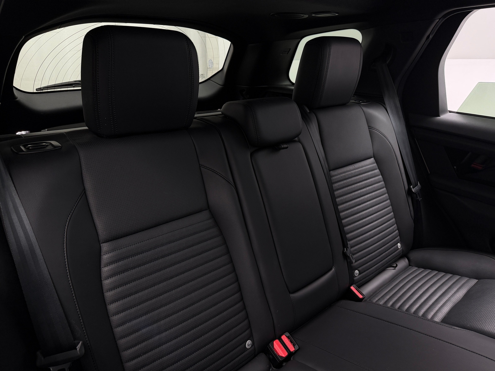 Thumbnail: 2023 Land Rover Discovery Sport - 5