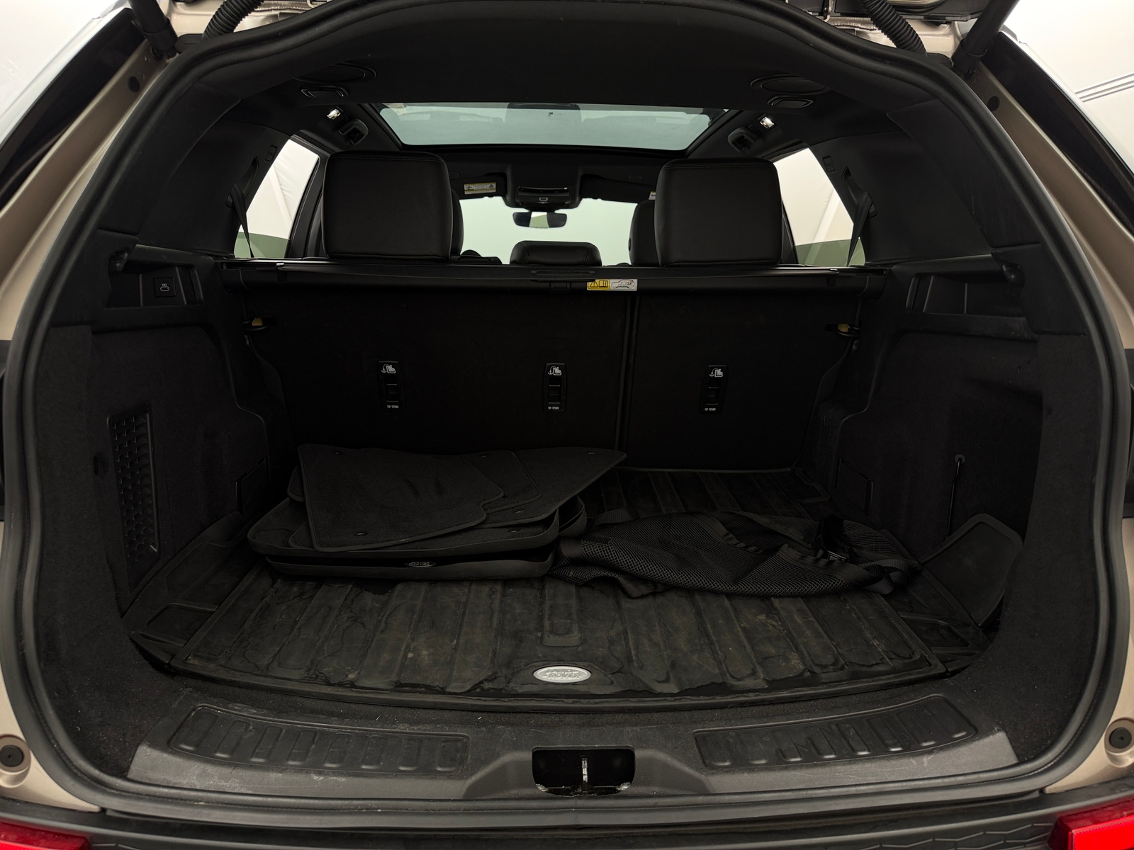 Thumbnail: 2023 Land Rover Discovery Sport - 6